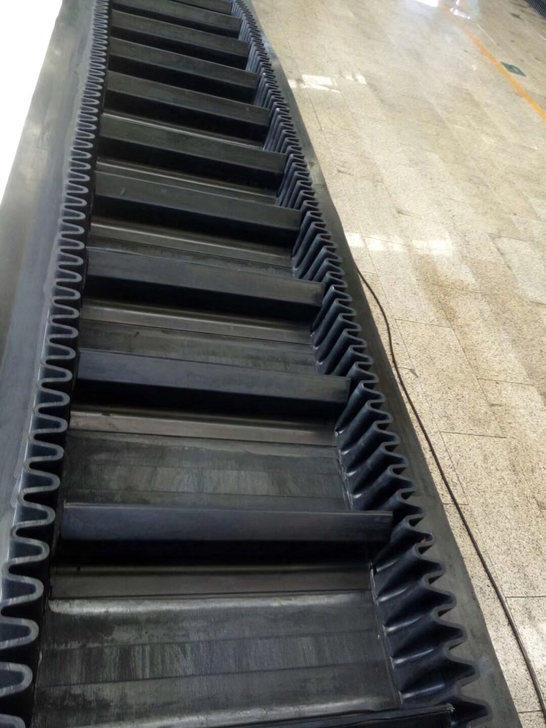 大傾角輸送帶實(shí)物圖